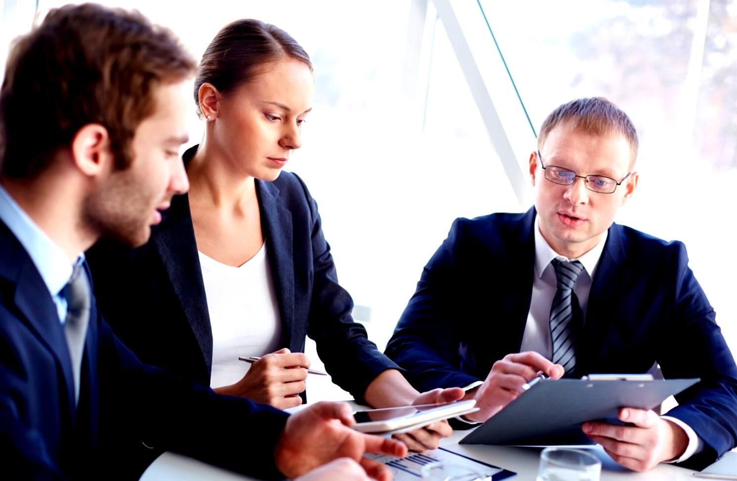 Finanzanalyse Arbeitsplatz mit Charts und Dokumenten